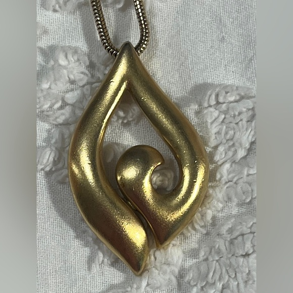 Classy gold tone necklace by Tifari - Picture 3 of 9